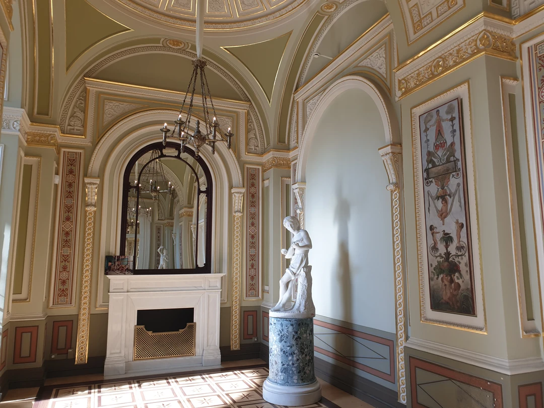 Сразу хочу пояснить за что я поставила на одну звезду меньше. Представители агенства анонсируют показ парадных