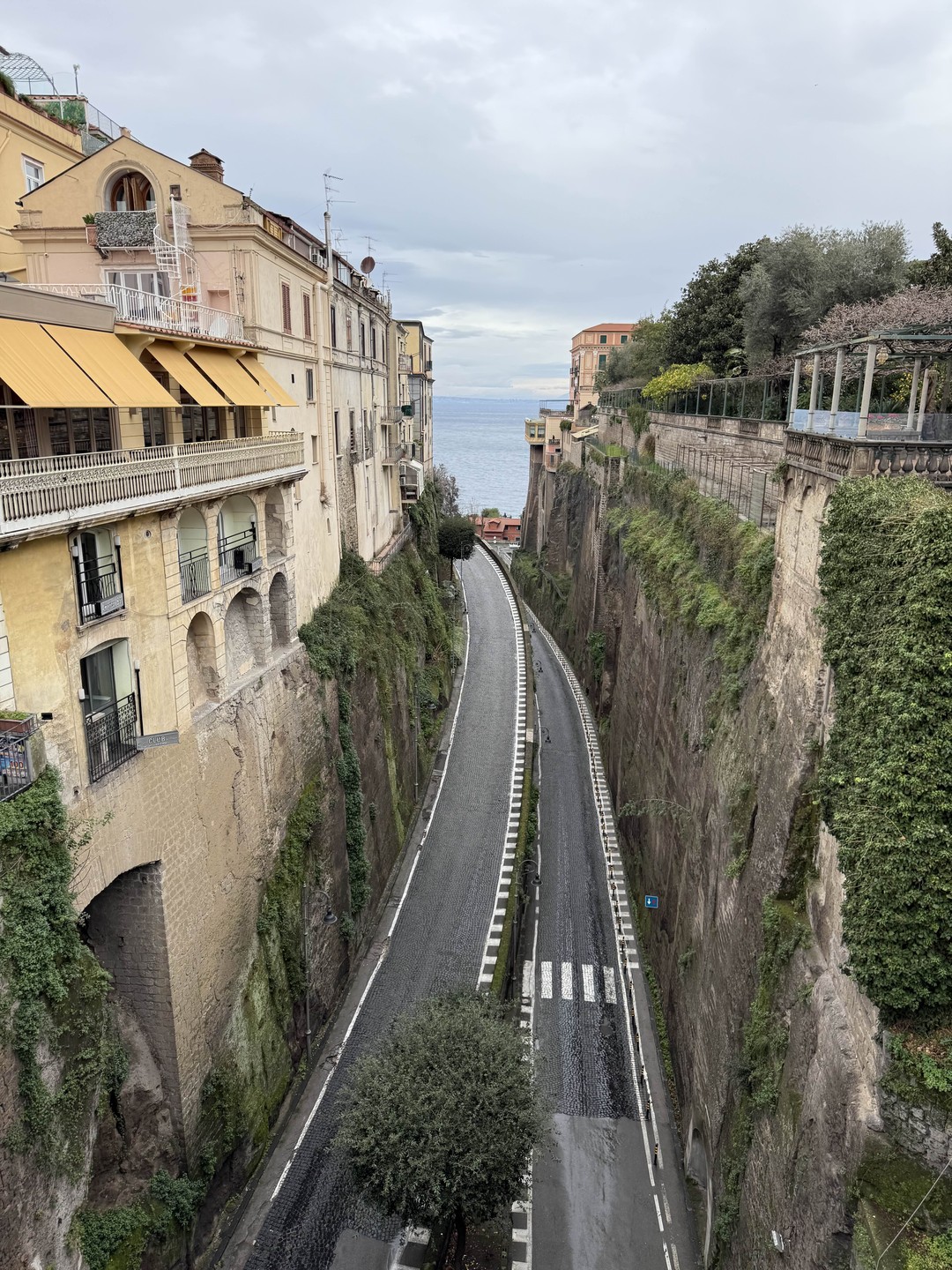 Павел прекрасный экскурсовод с великолепными знаниями истории. Наша поездка оставила неизгладимые, восторженные эмоции. Он показал нам