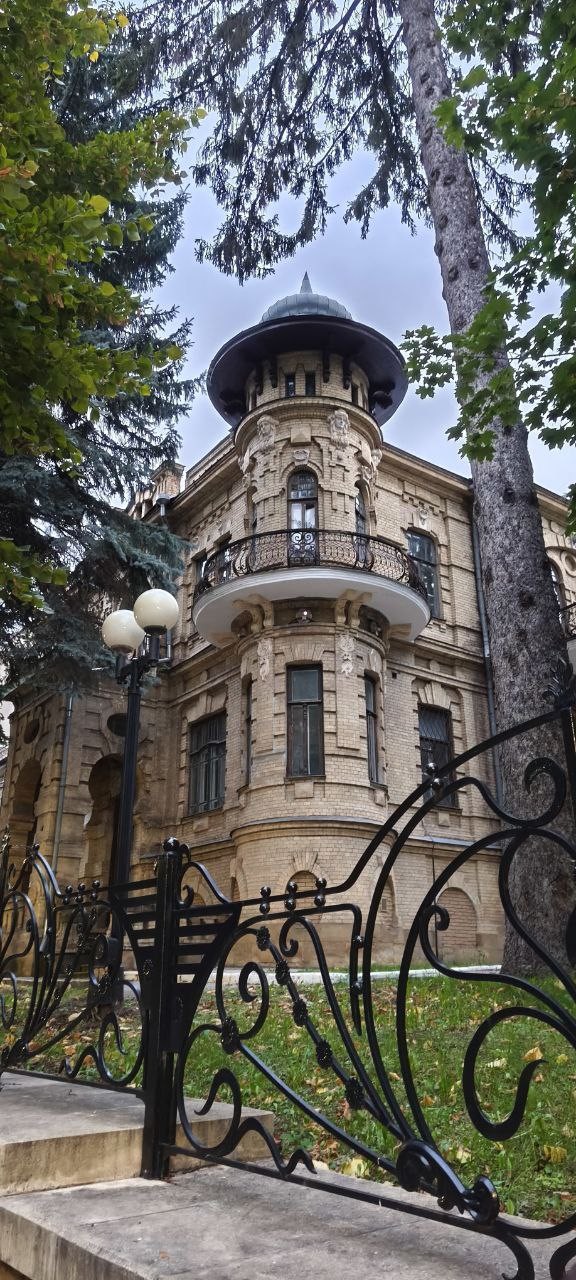 Отличная экскурсия. Познавательная, интересная, динамичная! Всё понравилось!