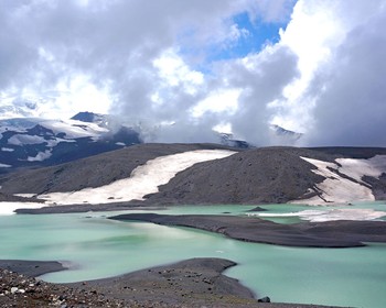 К ледниковому озеру Бирджалы и пику Калицкого на высоту 3380 м