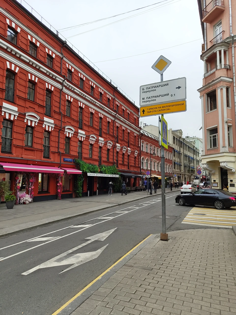 Отличная экскурсия чтобы ознакомиться с историей Патриарших, узнать много любопытных фактов и просто полюбоваться архитектурными красотами