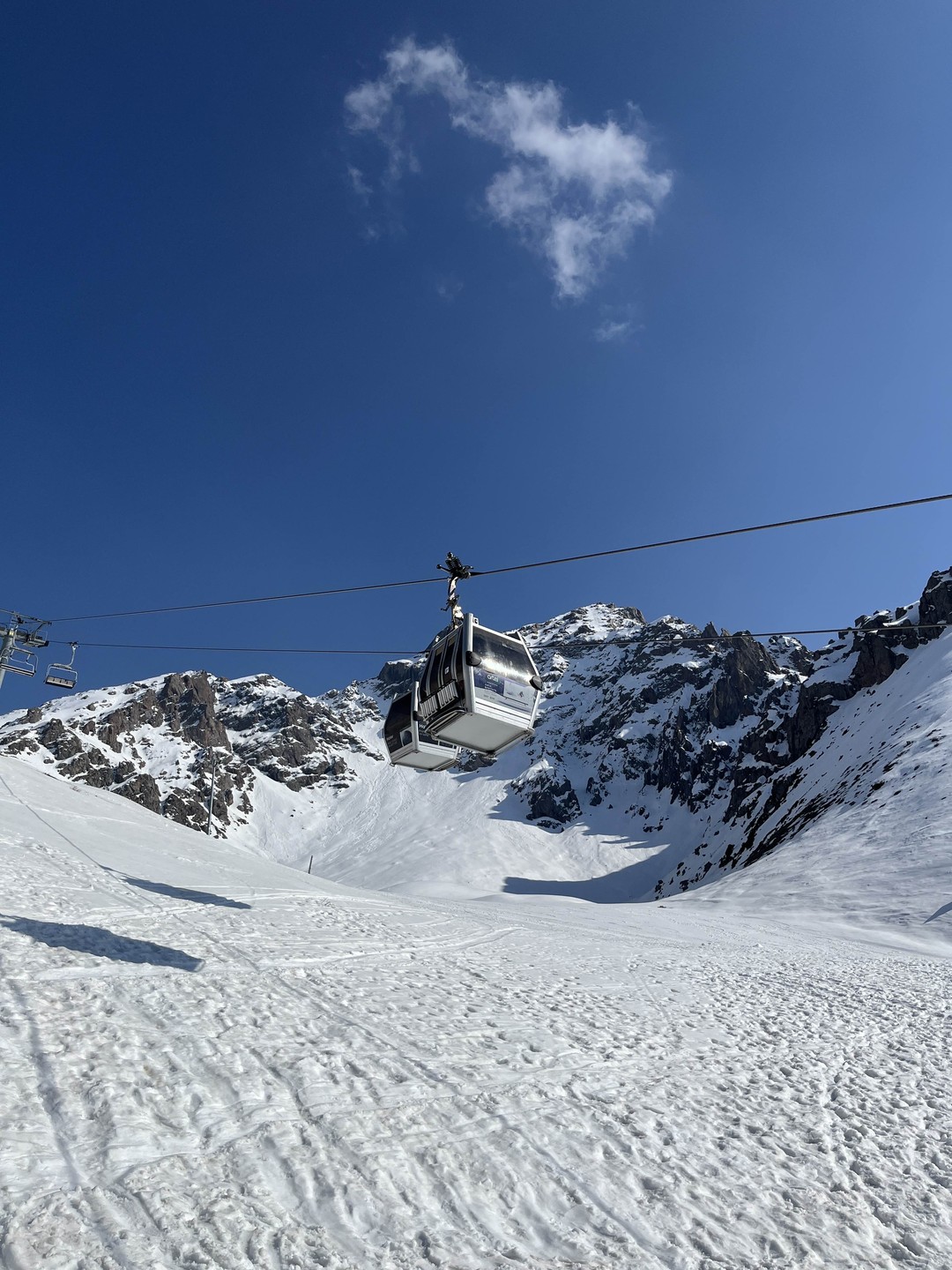 Замечательная экскурсия, замечательное времяпровождение наедине с природой. Величественный беркут поражает, горы Шымбулак высотой 3200м над уровнем