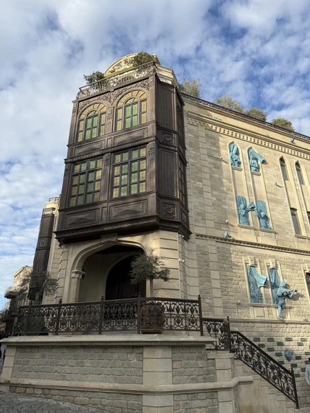 Пешая прогулка в компании гида Турала оставила много приятных воспоминаний о старом городе Баку. Узнали много