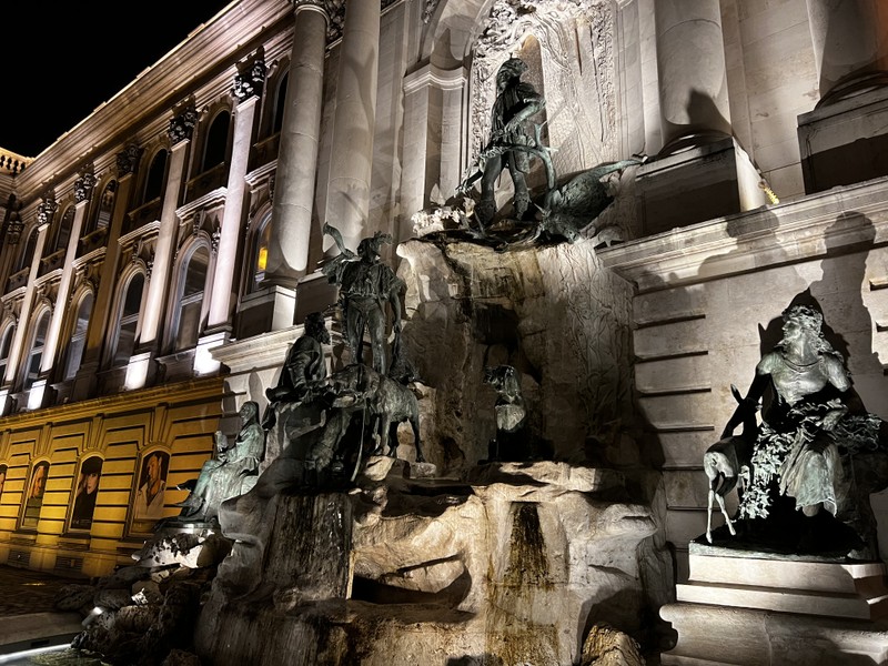 Наш гид оказался человеком, влюблённым в Будапешт! И эту любовь он передал нам за время нашей