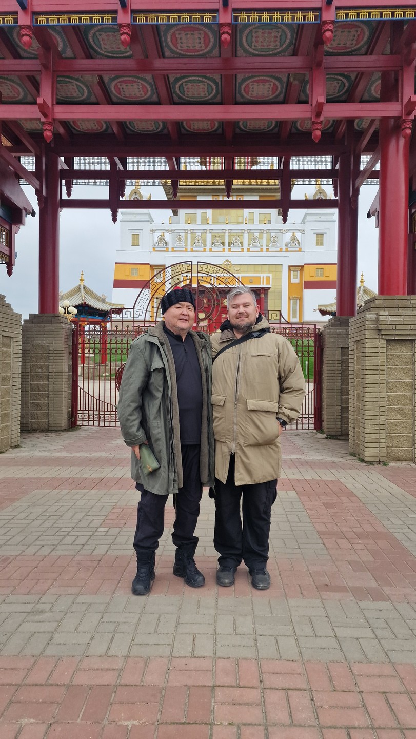 Кармически попался прекрасный экскурсовод, этнограф и буддист Константин. Брали на 2 часа, продлили до 4х. Пролетело