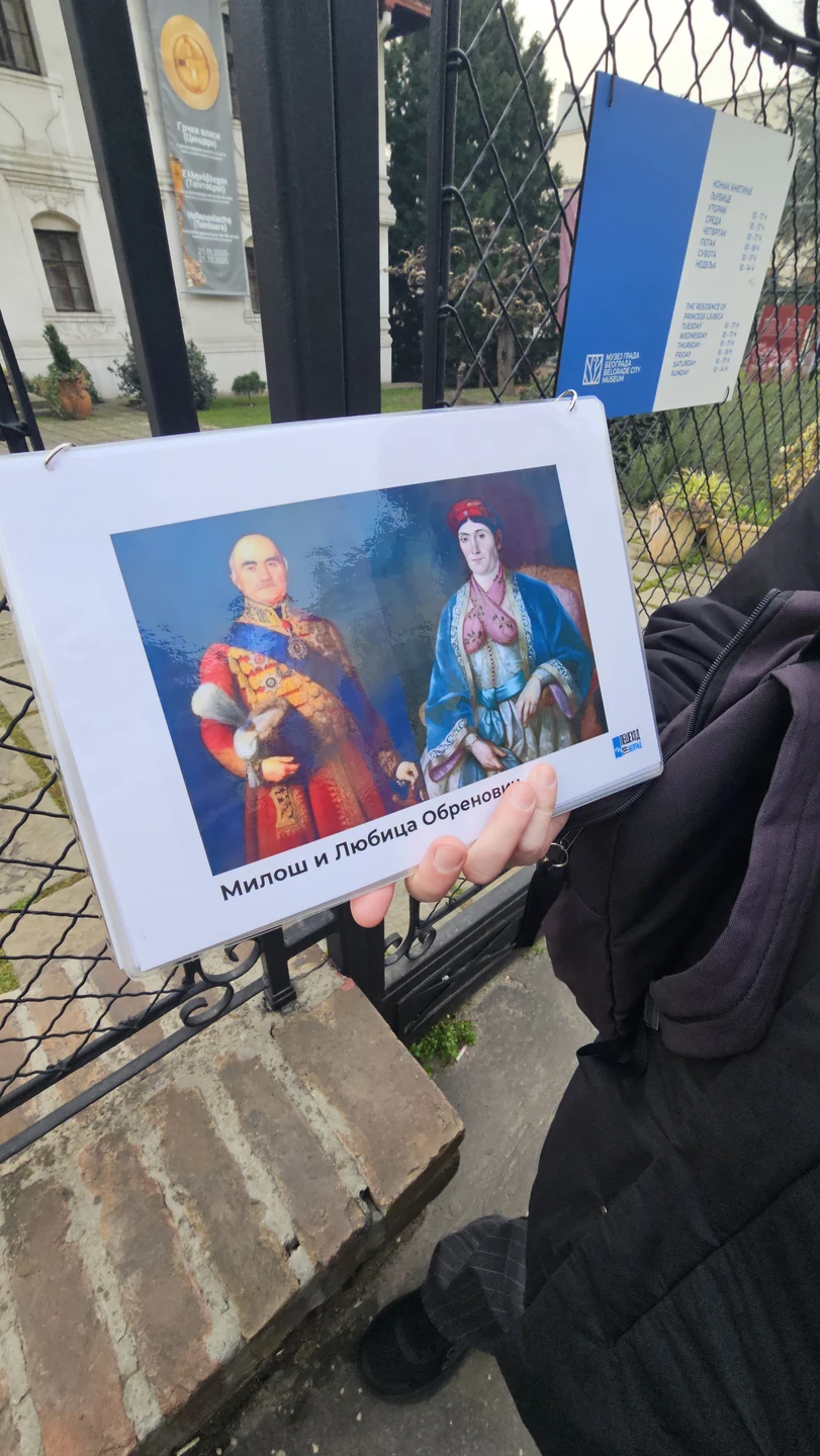 Экскурсию проводил Егор. Сумел по нашей просьбе подстроиться и объединить две темы: история Сербии и Братья навеки. Рекомендуем