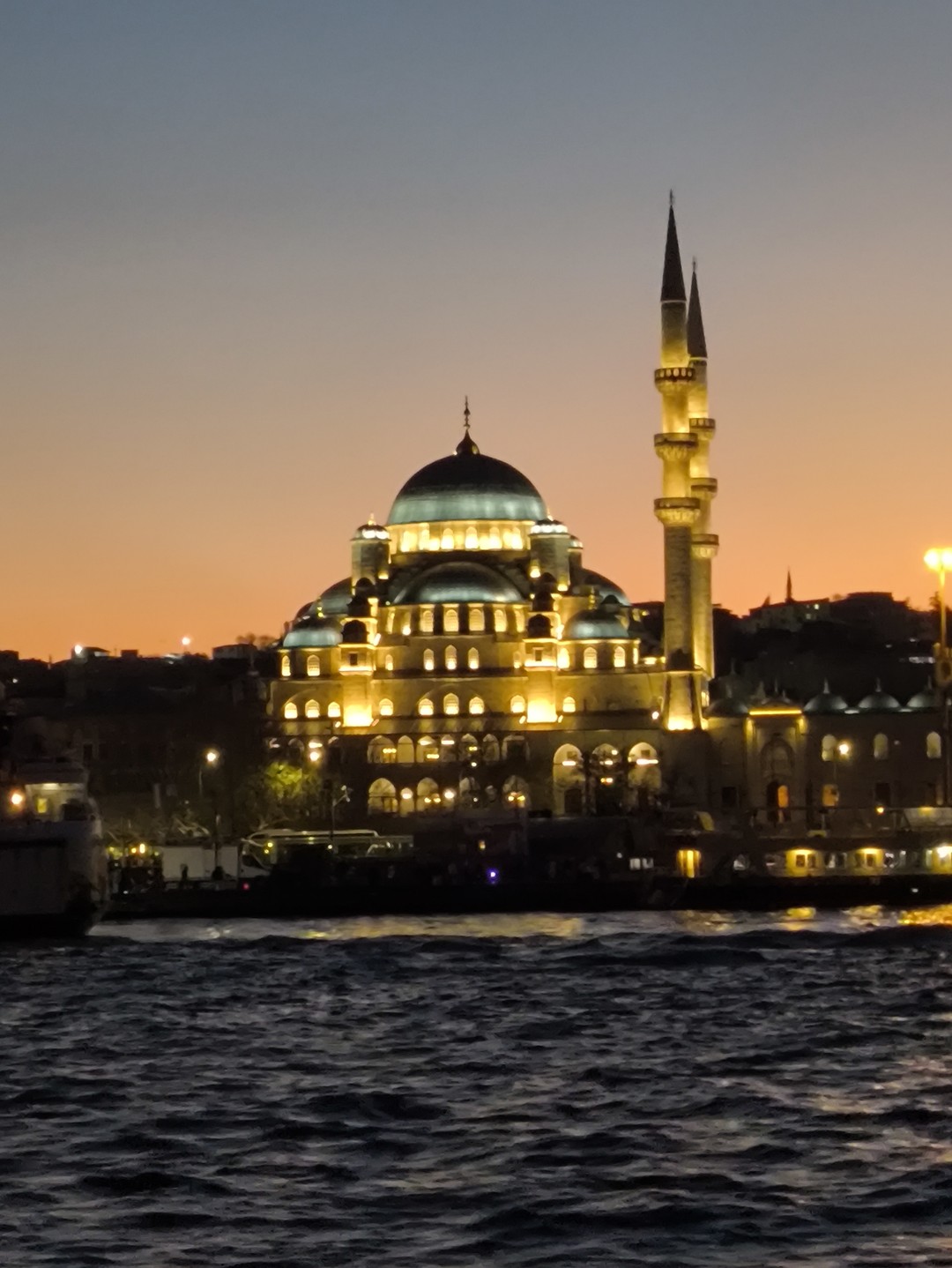 Экскурсия замечательная, мы остались в полном восторге. Ездили 31 декабря на 18ч Босфор в огнях просто