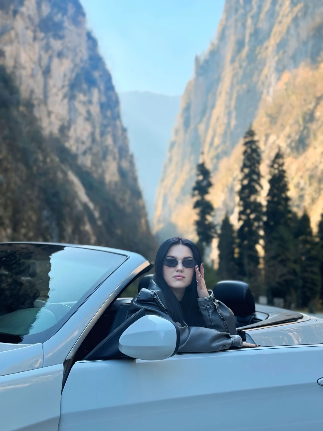 Хочу поделиться своими невероятными впечатлениями от прогулки на кабриолете, которую нам провел замечательный гид Адгур! Это было просто волшебно!