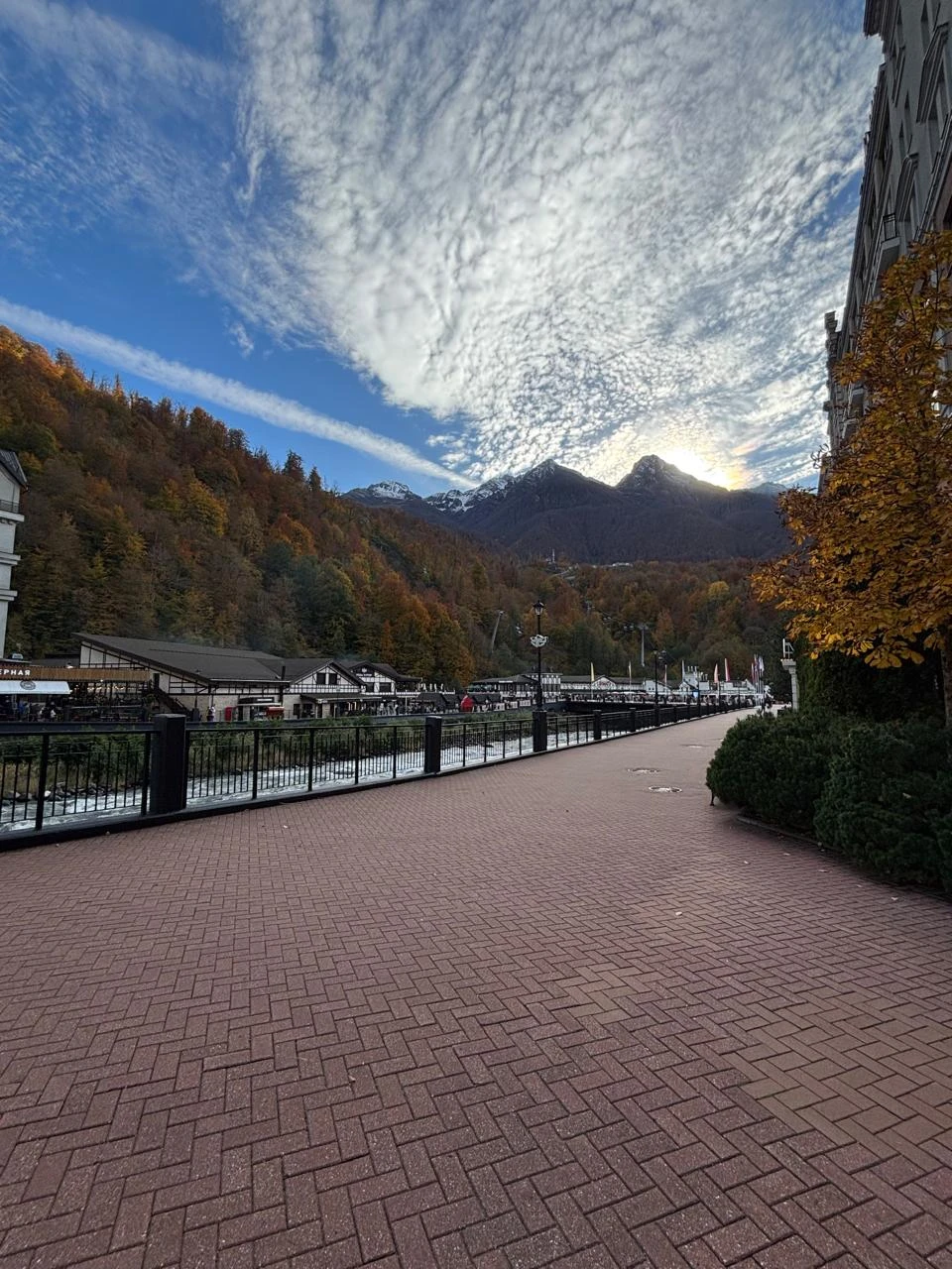 Брала экскурсию Красная Поляна, закат в горах. Экскурсовод Денис очень открытый, доброжелательный и тактичный человек!