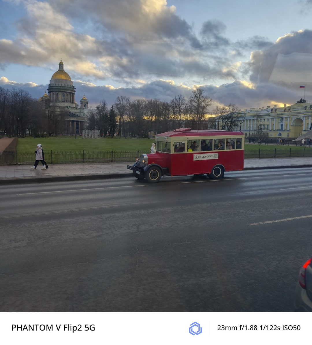 Было всё классно, Дмитрий очень интересно рассказывал про город и достопримечательности, было весело и познавательно, интересно и приятно слушать.