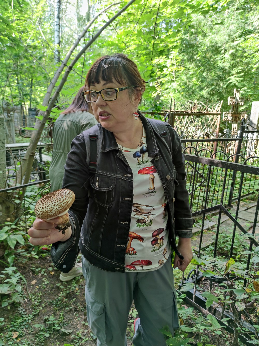 Фото Грибы и гробы: по старинному кладбищу Нижнего Новгорода с микологом