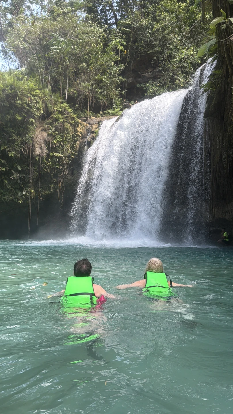 Мега насыщенно- впечатления на всю жизнь. С китовыми акулами все четко организовано, акулы проплывают практически каждые
