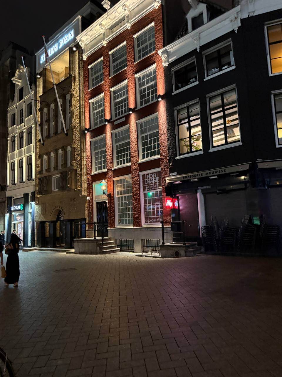 Встретились с Кириллом вечером, сразу по прибытию в Амстердам. Сразу поняли, что попали в надежный и