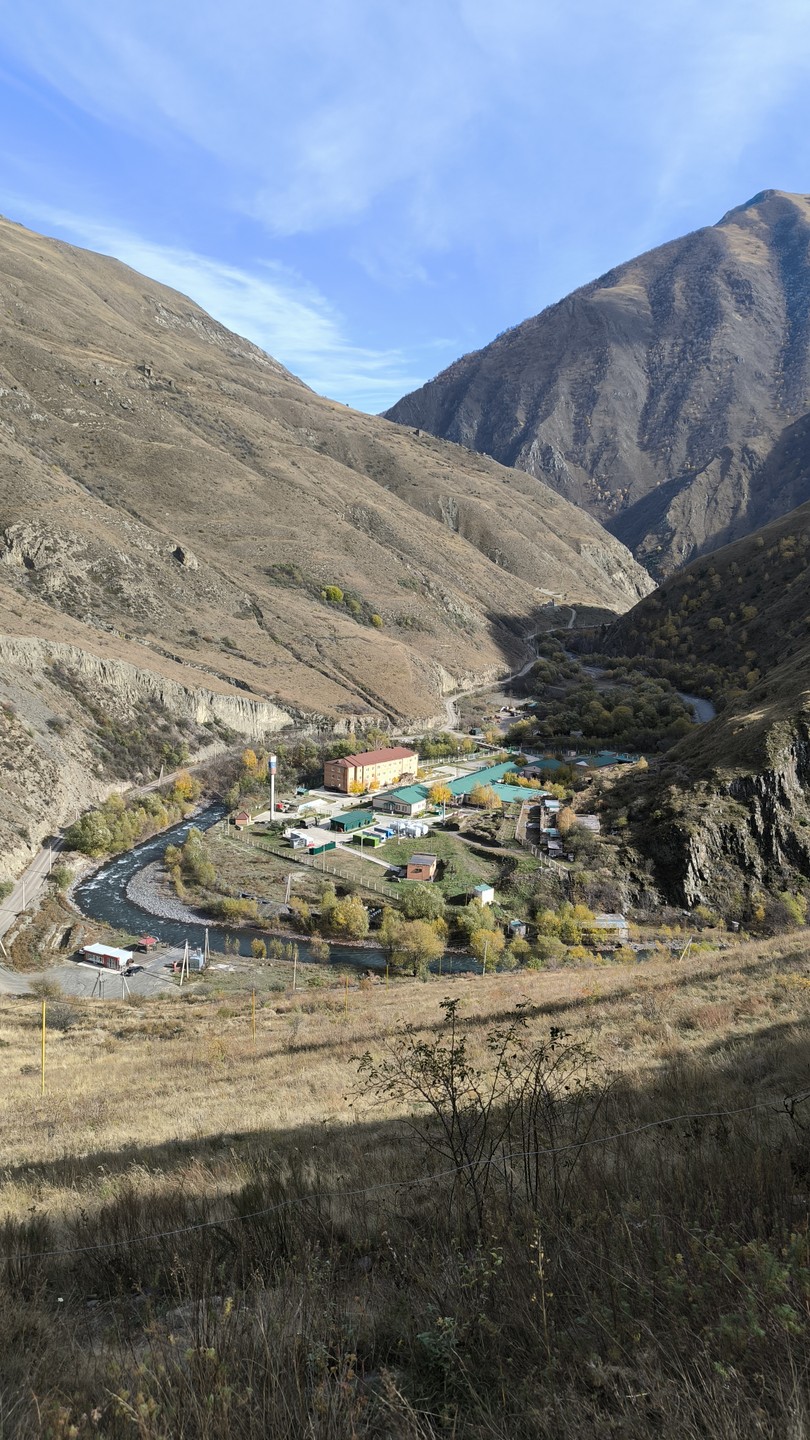 Ездили на экскурсию с Артуром. Невероятно красивые места, сам Артур очень хорошо знает историю своего края