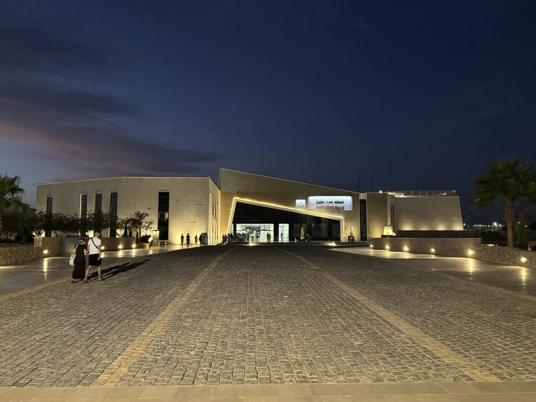 Добрый день… Экскурсия прошла отлично,все запланированное проехали посмотрели,гид отлично говорит по русски,отлично знает историю Египта,все нам