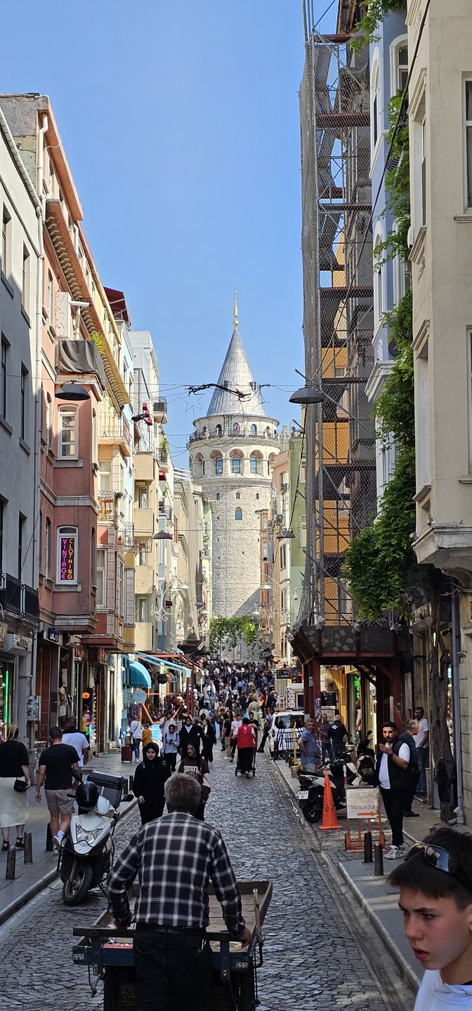 Друзья, сегодня с семьёй побывали в сказочном Стамбуле, который показал нам Кемаль. Получили незабываемые впечатления от