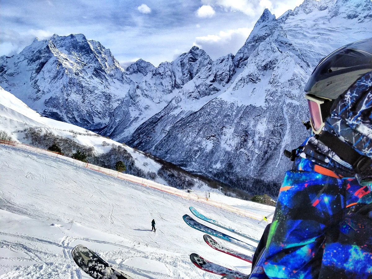 Катаем на склонах Архыза и Домбая: горнолыжный тур с релаксом в термах