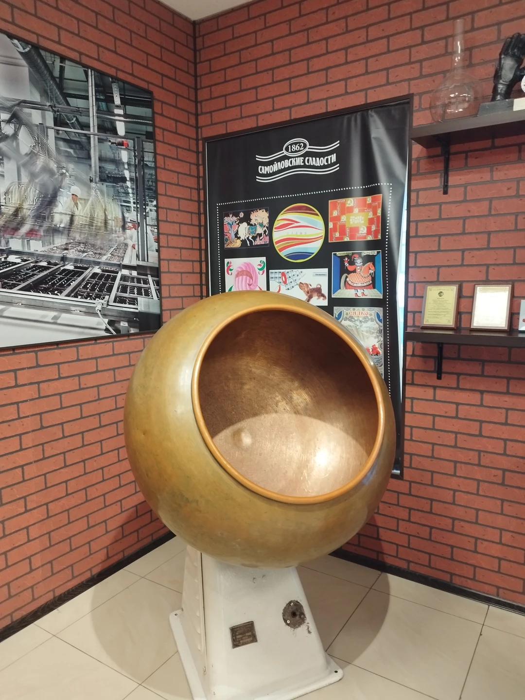 Мне, как производственнику было очень интересно посмотреть производство. Интересна сама история предприятия. Конечно очень грустно, что