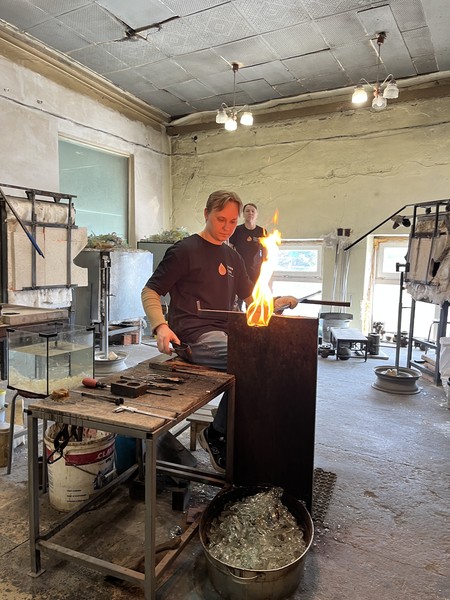 Огромное спасибо нашему экскурсоводу Василию! Невероятно интересная, живая, яркая экскурсия! Сама стеклодувная студия - это просто