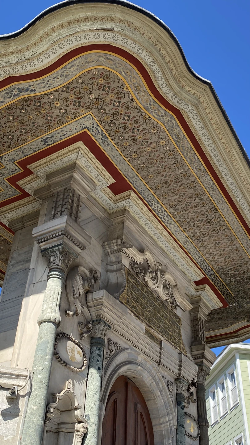 7:30 прибытие в аэропорт Стамбула. Трансфер, бросаем чемоданы и в 9:20 мы у Немецкого фонтана. С