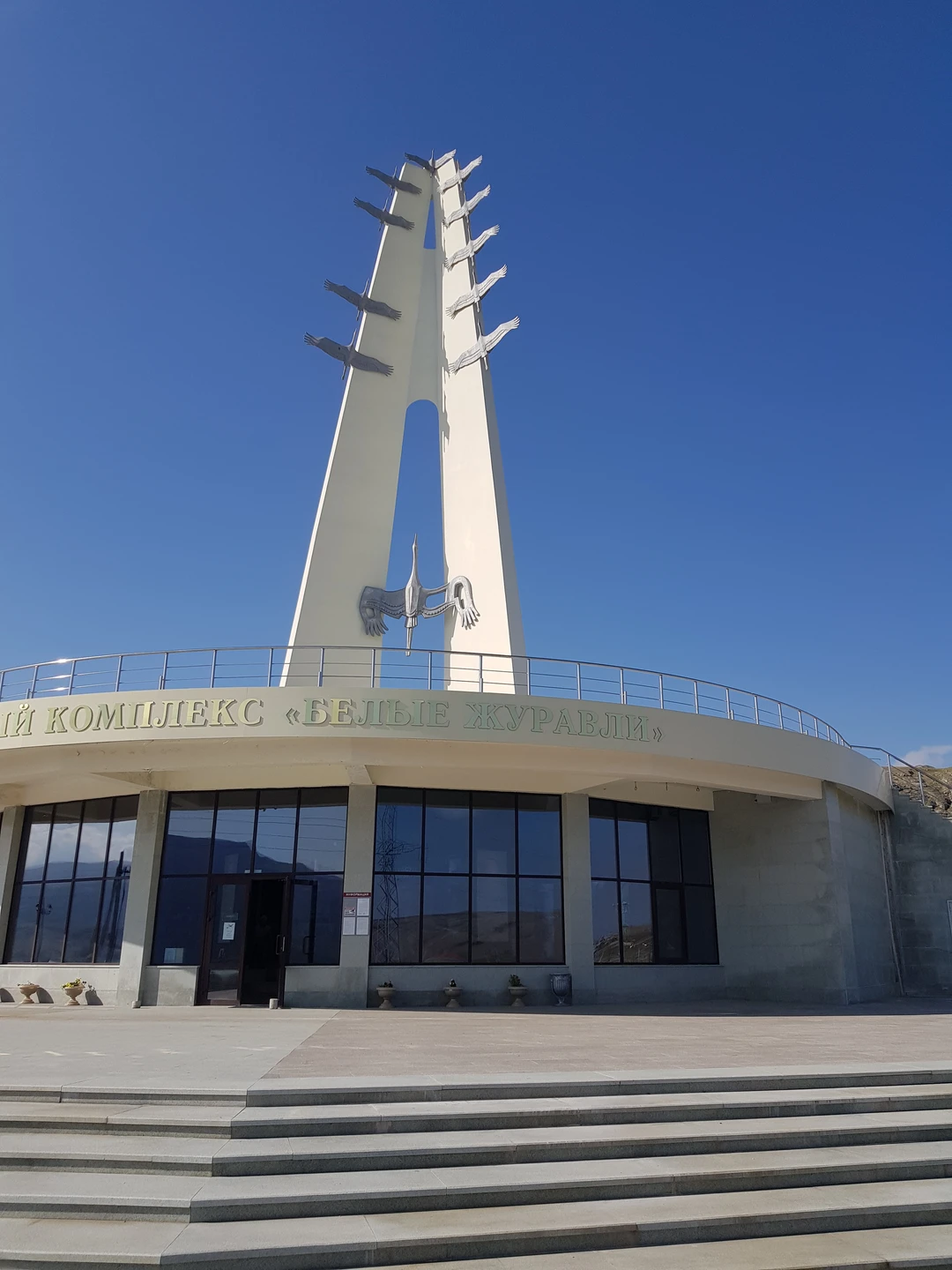 Нам повезло, нас было всего 8 человек, ездили на 19-местном мерседесе, было просторно и не жарко