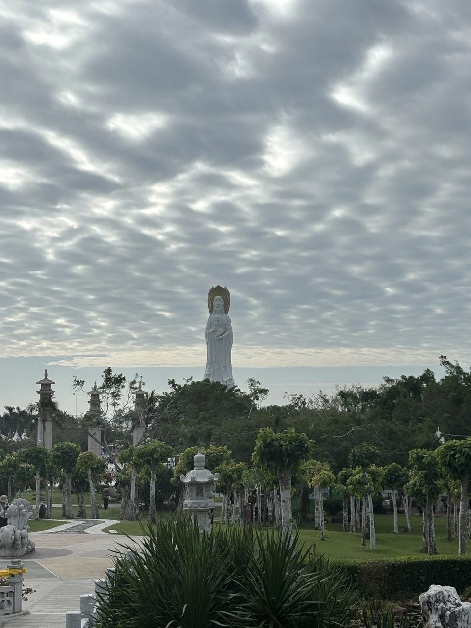 Приехала комфортная машина. Лучше договариваться выезжать в 7 утра, мы выехали в 8, захотели спокойно позавтракать.