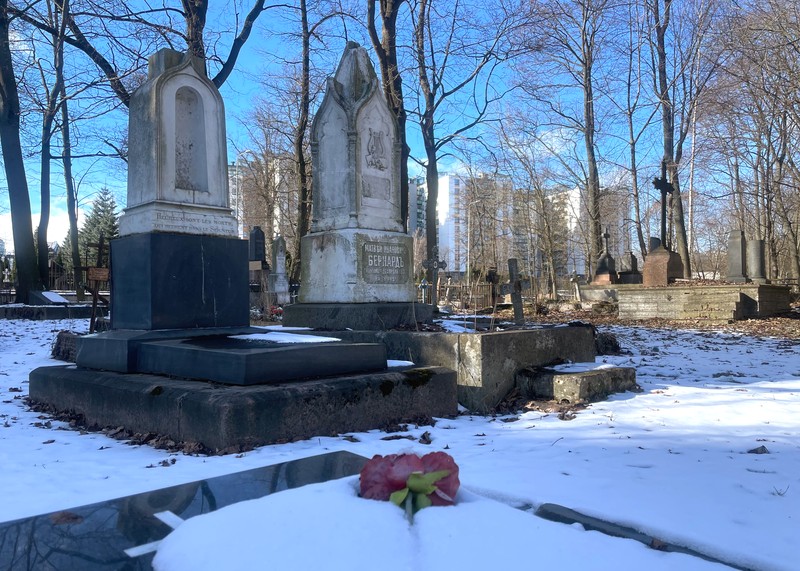Фото к экскурсии Мобильный квест в Петербурге «Тайны Смоленского кладбища»
