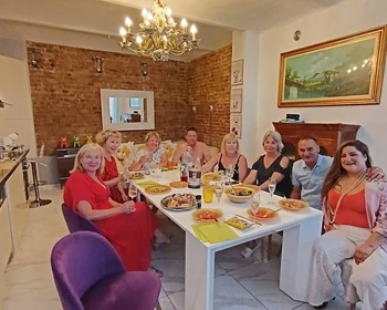 Размещение на вилле, прогулка к морю, ужин-знакомство