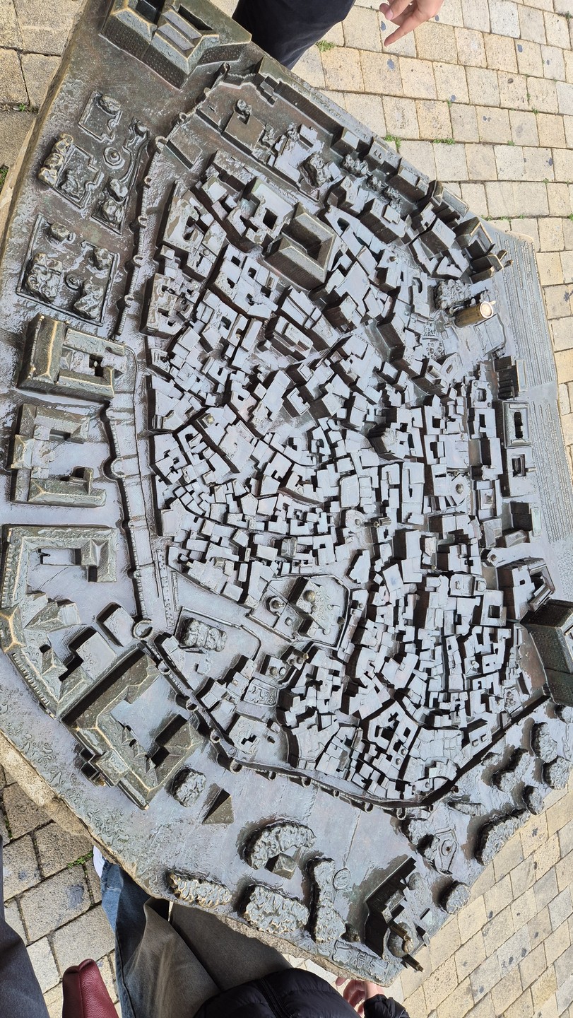 Гид Сергей, замечательный знающий человек, профессиональный гид, знаток своего дела. Прекрасно провёл экскурсию, попутно отвечая на