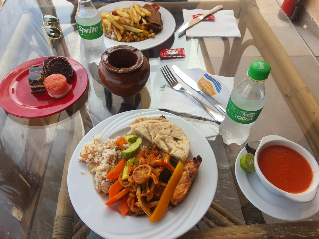 Махмуд - потрясающий гид! Приехал вовремя, забрал от отеля, заказал за свои деньги такси до места