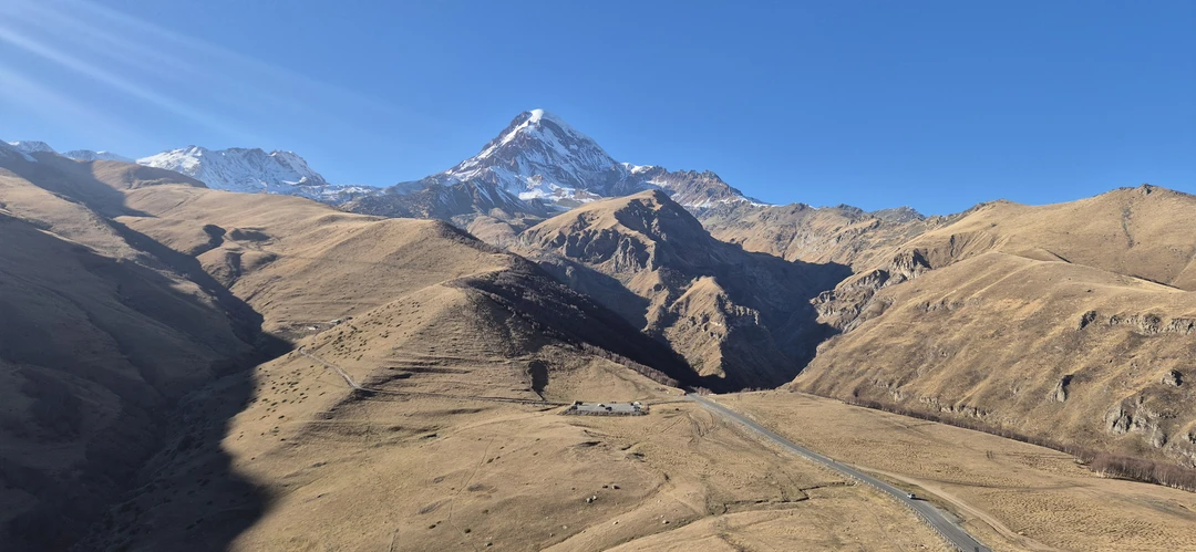 Просто увидеть красоту этих пейзажей хватило бы, чтобы поездка осталась в памяти надолго, но гиды добавляют