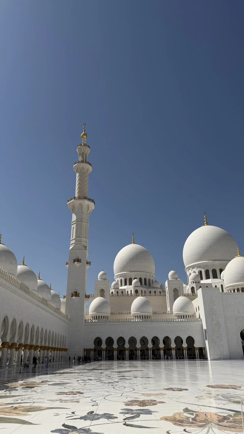 Остались в восторге от экскурсии в Абу-Даби с Азизом! Весь день было очень комфортно, в мини-группе