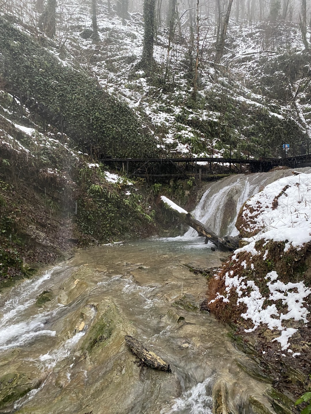 Всем доброго дня. Экскурсия <Кавказкое застолье и 33 водопада>. Очень хочу отметить конечно же экскурсовода Армена
