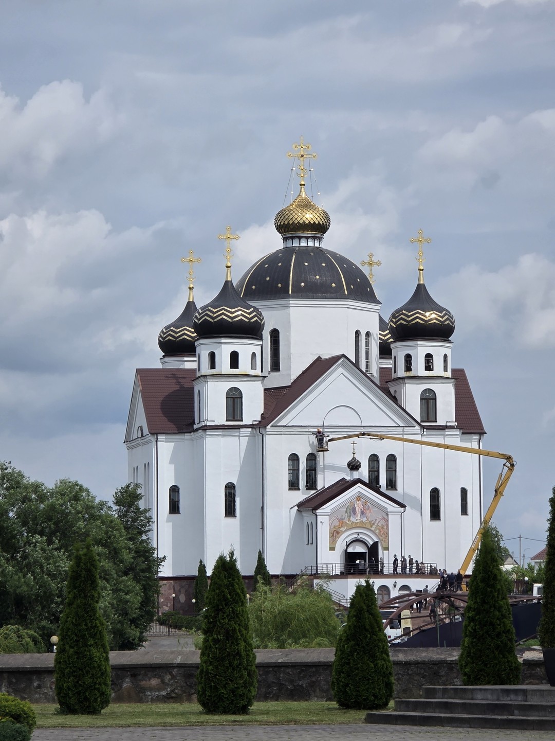 Потрясающую экскурсию нам провел гид Анатолий. Группа сборная, большая, но все было организовано отлично, в самом