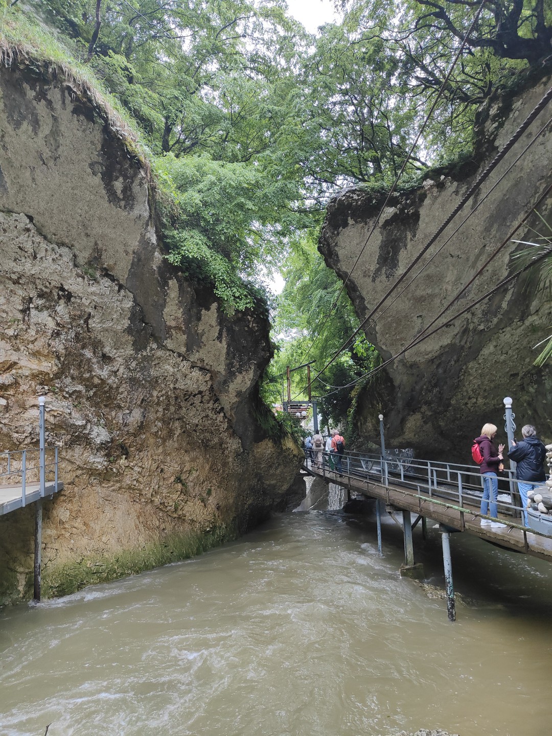 Ждали интересного времени препровождения, а получили рядовую экскурсию в запотевшем микроавтобусе, где много времени в пути