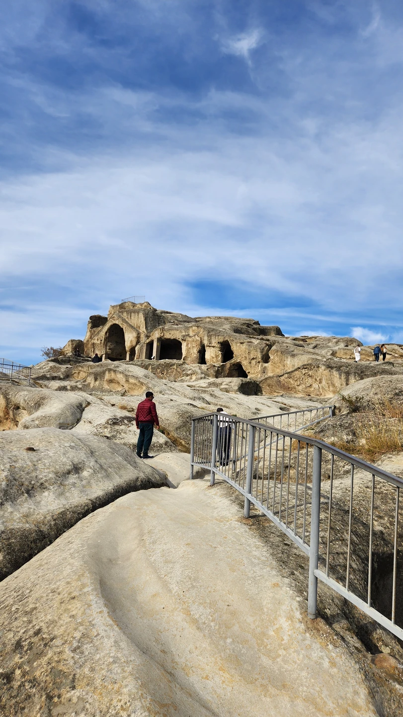 Можно бронировать. Моника была на связи. Помогла занять первый ряд в экскурсионном автобусе. Мы взили еще