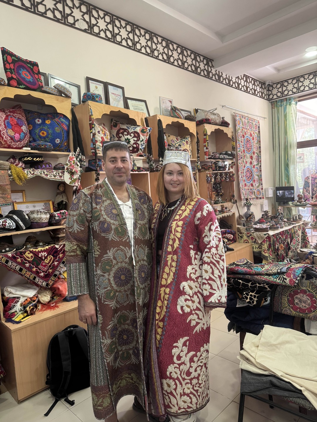Экскурсию нам проводил гид из команды Акобир, очень воспитанный и приятный мужчина! Забрал нас из гостиницы