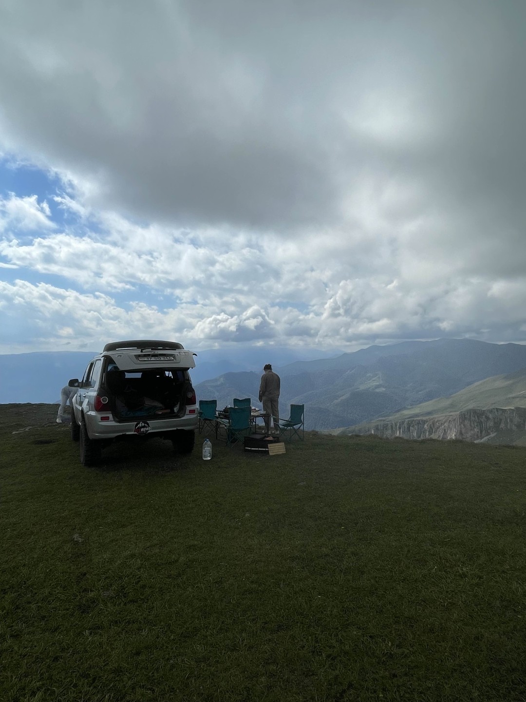 чудесное путешествие на день в горы! дорога наверх очень красивая и комфортная. добравшись до вершины вы