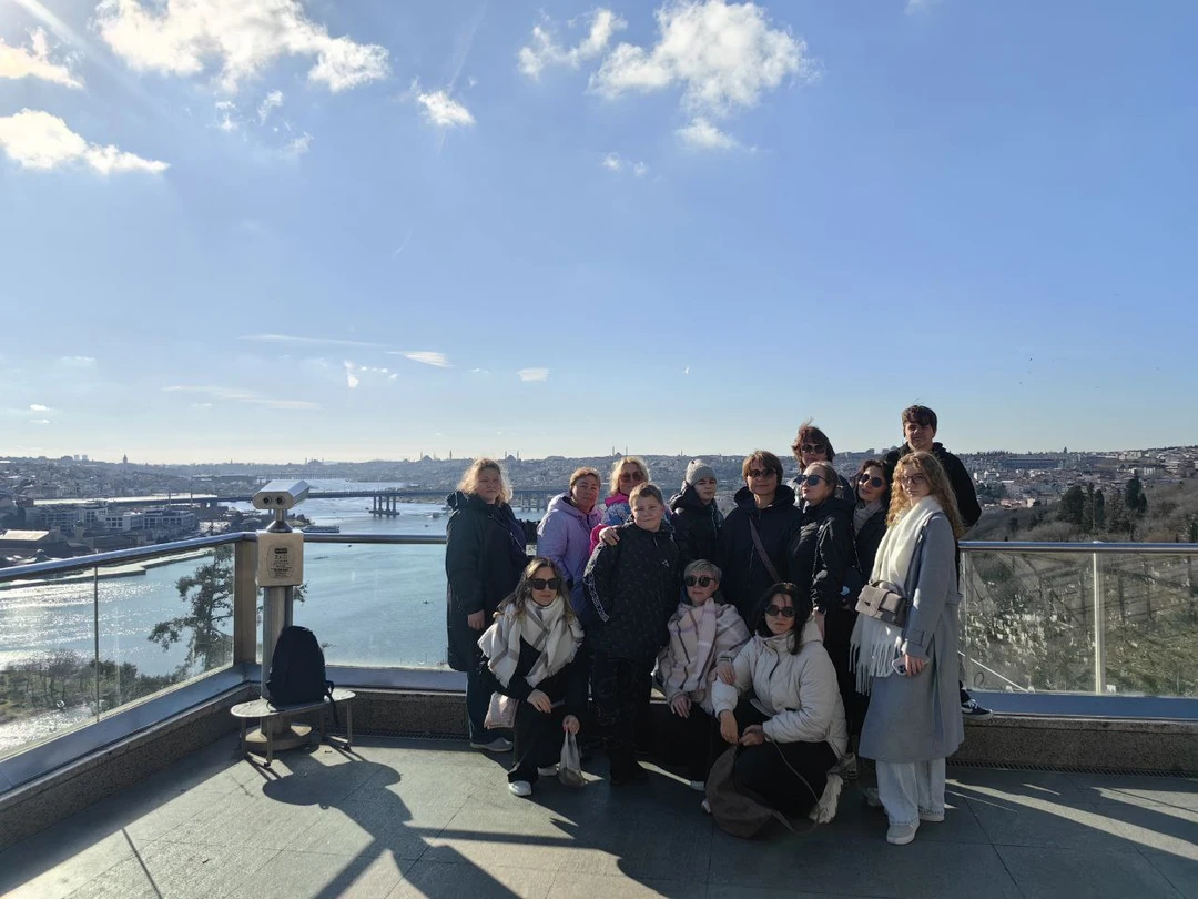 Замечательная экскурсия. Насыщенный маршрут. Прокатились на трамвае, дважды на пароме. Побывали на смотровой, видели многовековые деревья