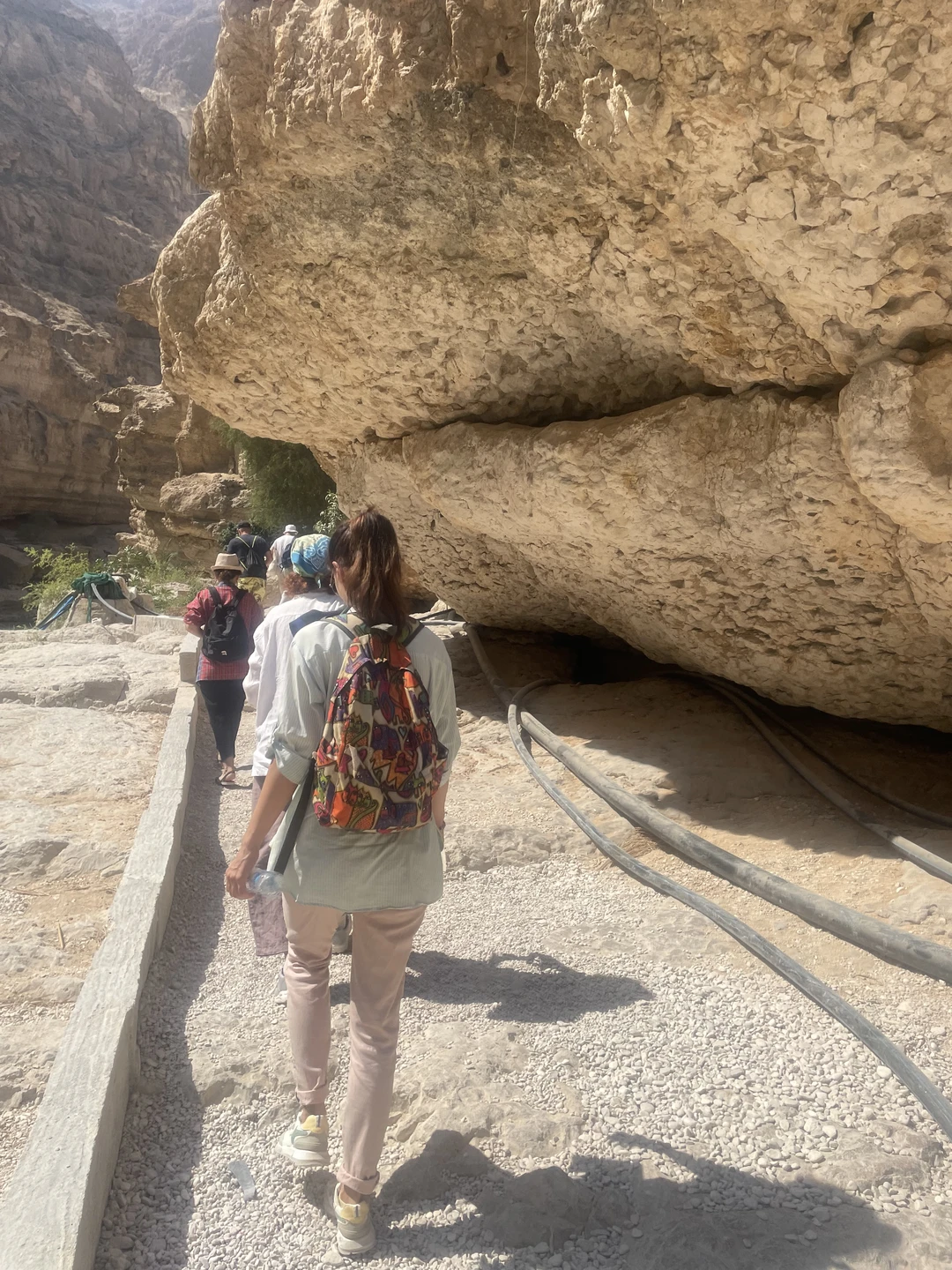 Отличная экскурсия! Вади Шааб просто покорил меня👍Неописуемая красота🔥Маршрут несложный для взрослых,для детей мне кажется только более 10+