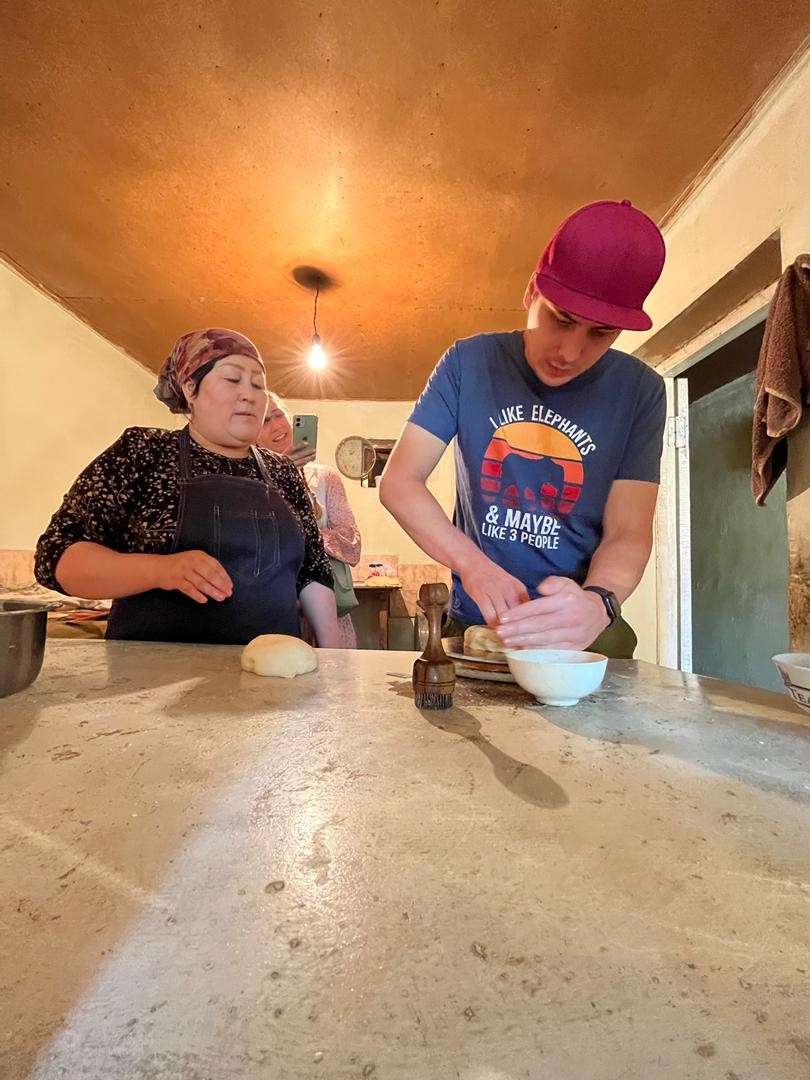 Обожаю такой формат экскурсии! Очень душевно, по-домашнему, как будто приехал к своим родственникам))) испекли лепешки, позавтракали