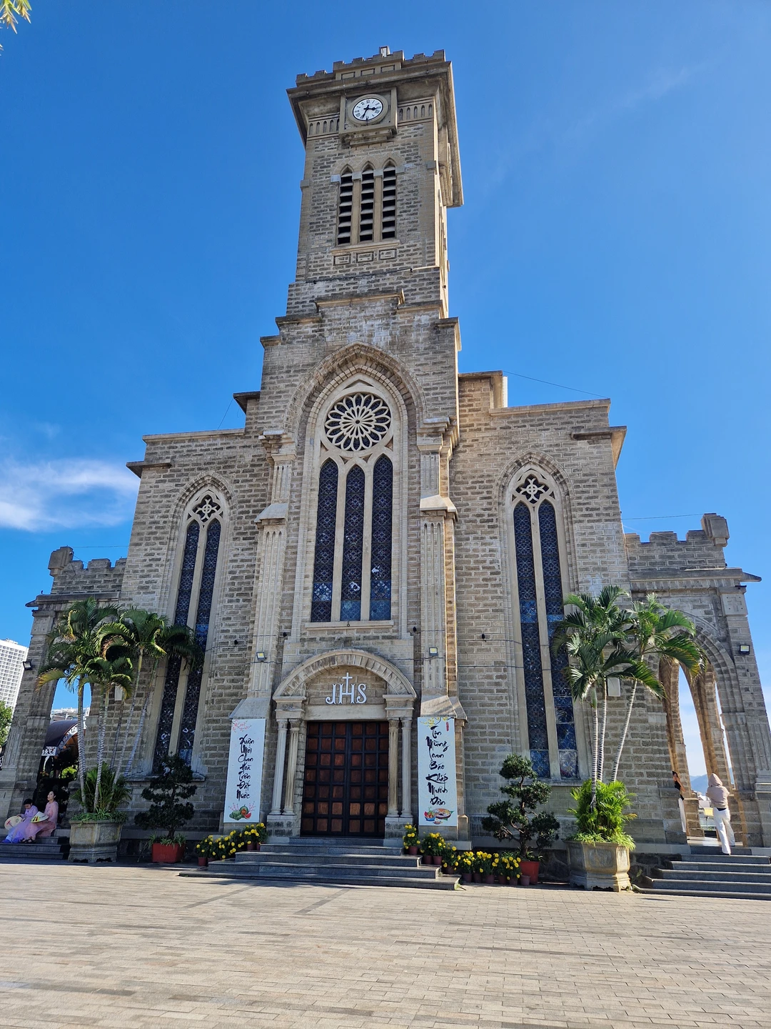 Большое спасибо за интересную экскурсию по Нячангу и его окрестностям! Дмитрий - очень интересный собеседник, который