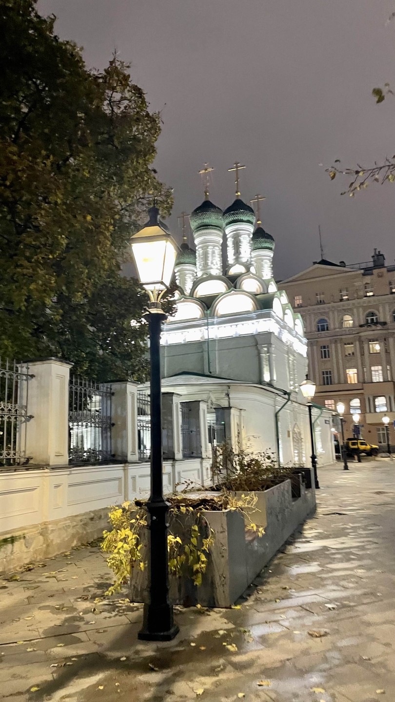 Потрясающая экскурсия, Елена в легкой форме рассказывает не только об истории места, по которому проходит маршрут