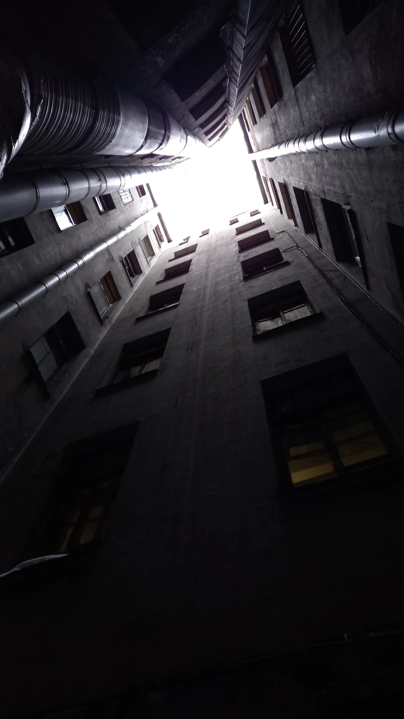 Секреты и лабиринты Петроградской стороны: дворы, парадные, легенды (Таиса)