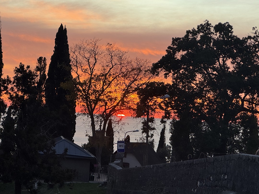 Денис, предлагает пройти увлекательную экскурсию по Абхазии, увидеть, то, что не сразу можно заметить. Старинные здания