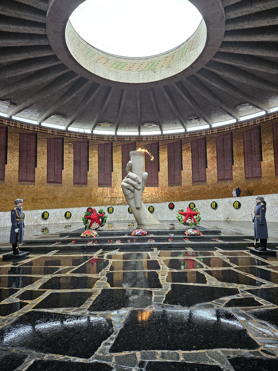 Благодарим Артёма за отличную экскурсию. Человек прекрасно владеет материалом, рассказ дополняется историческими фото и видео на