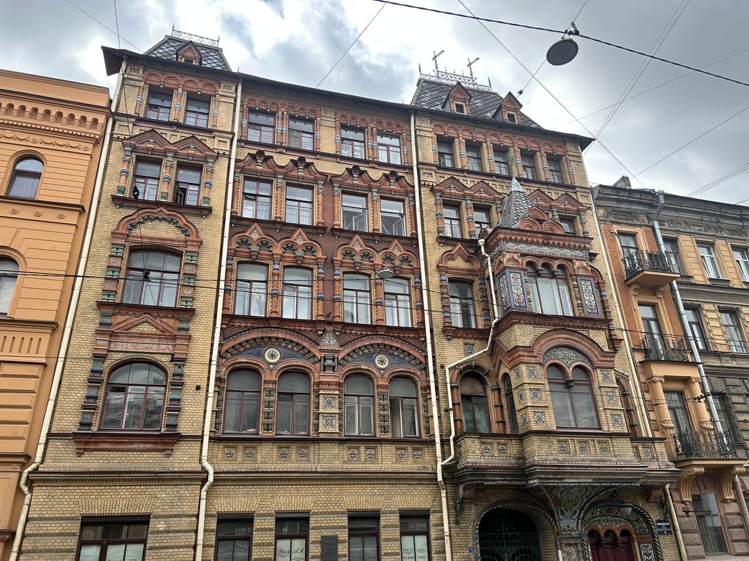 Питерский лайфстайл: по старинным парадным и дворам-колодцам доходных домов (Мария)