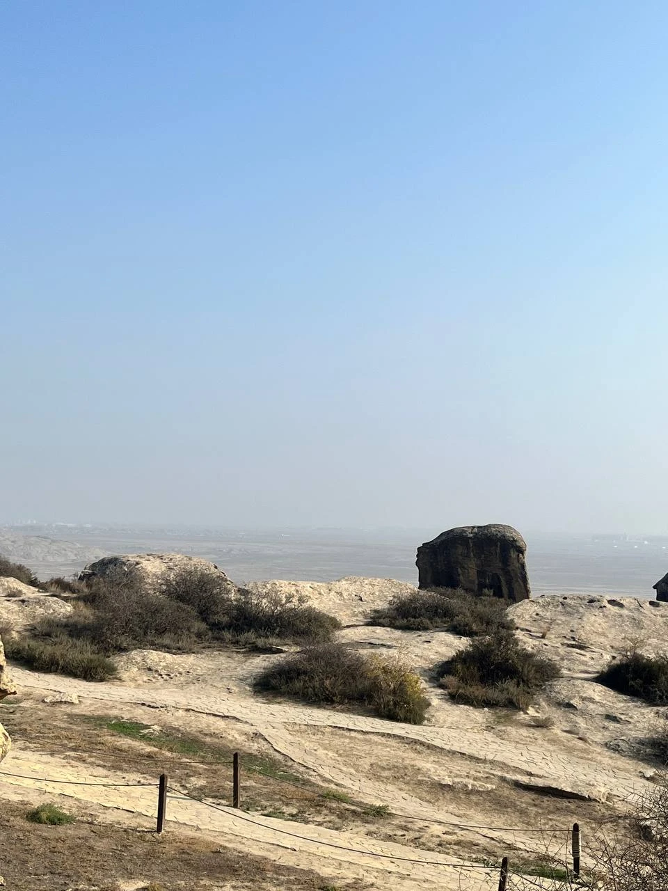 Ездили с Огузом в Гобустан, Храм Огня, Огненную гору, Грязевые вулканы