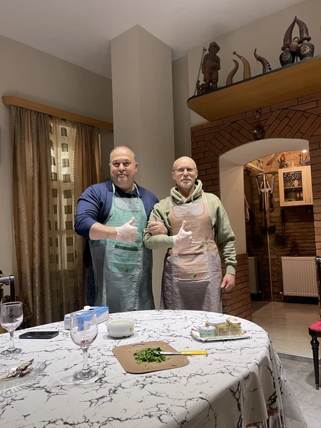 С огромным удовольствием провели вечер компанией в доме гостеприимных хозяев Гии и Светланы. Нас познакомили с