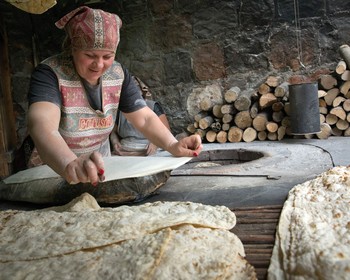 Храм Гарни, монастырь Гегард, кулинарный мастер-класс, вечерняя прогулка по Еревану